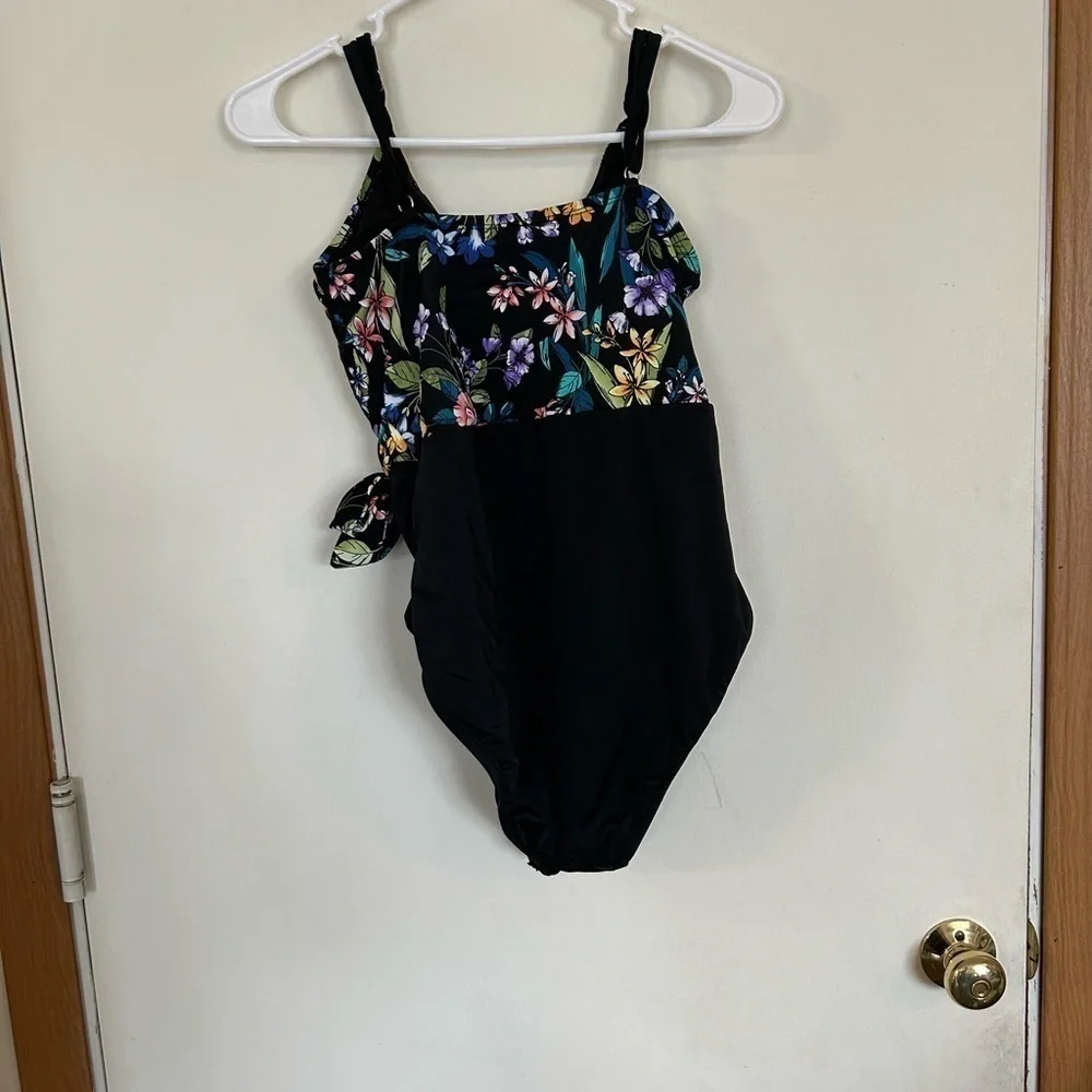 Time and Tru medium floral swimsuit one piece like new